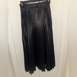 Chic Black Pleated Midi Skirt